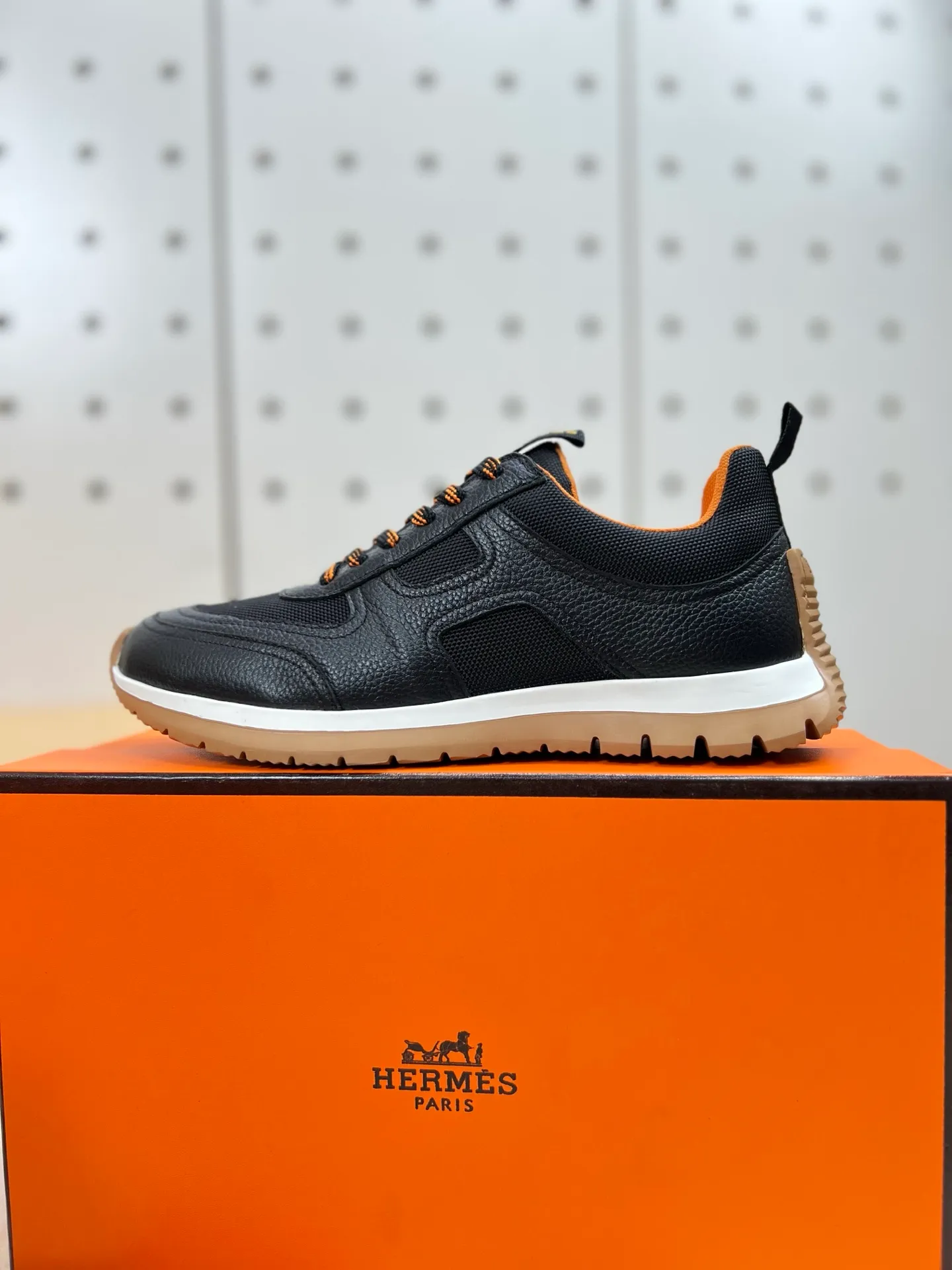 Factory price 640💰Hermes Jimmy men's sneakers, Hermes high-tech canvas and suede goatskin sneakers with grooved rubber soles. Create a modern hiking style. Honey-colored rubber sole, white rubber midsole, pumpkin-colored high-tech canvas lining Size: 38-44 (45 customized)